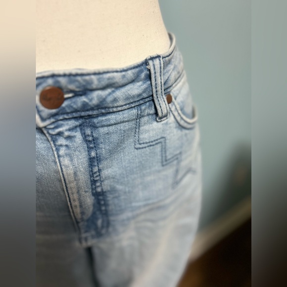 Wrangler bell bottoms with aztec stitching - Picture 3 of 9